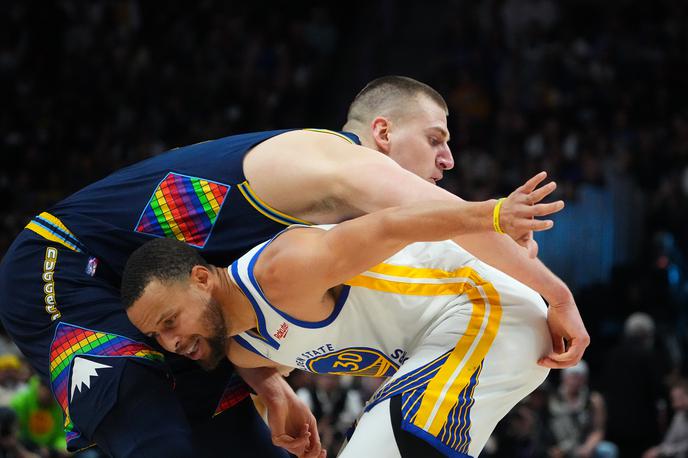 Jokić Curry | Nikola Jokić in Stephen Curry sta bila najboljša strelca svojih ekip. | Foto Reuters