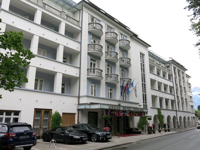 V Grand hotelu Toplice prirejajo dve silvestrovanji, za prestižnejše je treba odšteti 215 evrov na osebo. | Foto: Miha First