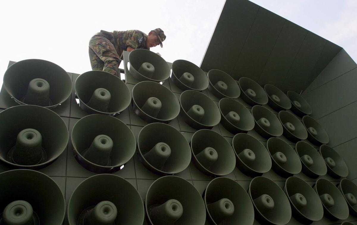 meja, Severna Koreja, Južna Koreja | Z oddajanjem vsebin prek zvočnikov ob meji je lani začela Južna Koreja, potem ko je Severna Koreja čez mejo poslala na stotine balonov, napolnjenih z odpadki. V uporabi so bili več kot eno leto. | Foto Reuters