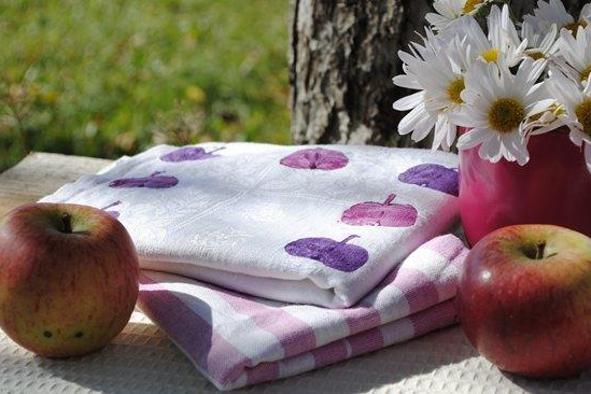 Polepšajmo staro kuhinjsko krpo s štampiljkami iz jabolk