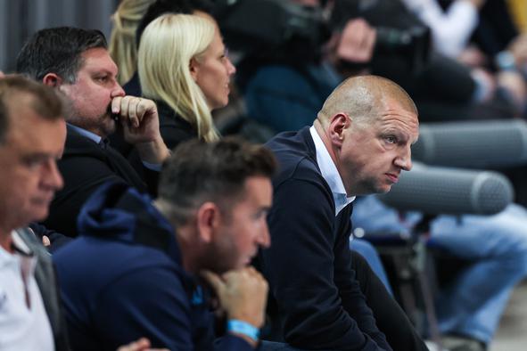 Matej Erjavec po dveh zaušnicah stopil pred mikrofone