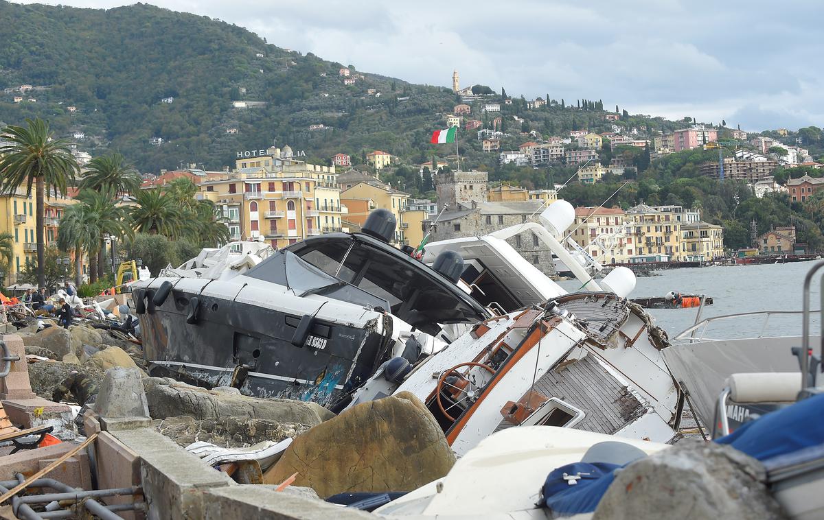 neurje Italija jahta | Neurja, ki po Italiji pustošijo od minulega konca tedna, so povzročila veliko gmotno škodo, zahtevala pa so tudi najmanj 17 smrtnih žrtev. | Foto Reuters