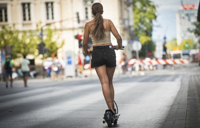 Število prometnih nesreč z e-skiroji narašča, poškodbe vse hujše