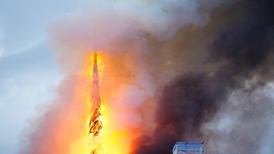 Ogromen požar zajel pomembno zgodovinsko stavbo: "Grozno je." #video