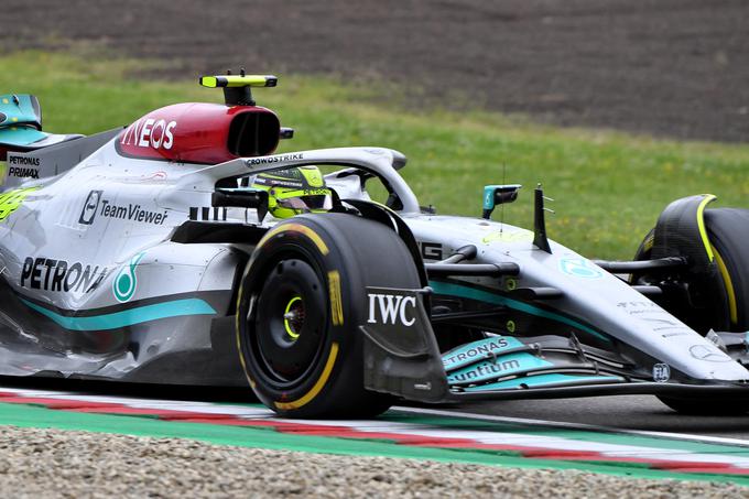 Hamilton je na 14. mestu zaostal ves krog za Verstappnom. | Foto: Reuters