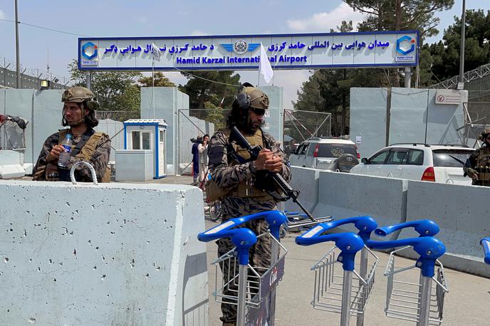 talibani | Na fotografiji talibanski vojaki, ki stražijo vhod pred mednarodnim letališčem Hamid Karzaj, dan po umiku ameriških vojakov iz Kabula.  | Foto Reuters