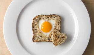 Recept za zaljubljene: Valentinova jajčka v opečenem kruhu