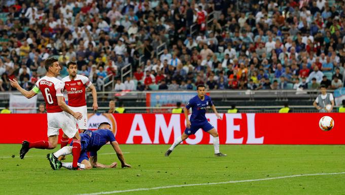 Olivier Giroud je nekdanjega chelseajevca Petra Cesca premagal v 49. minuti. | Foto: Reuters