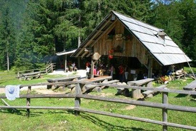 V osvežujoč objem Martuljških slapov