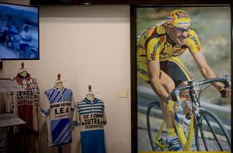 Francoski Tour s poklonom človeku, ki ga je nekoč oboževala vsa Italija #video