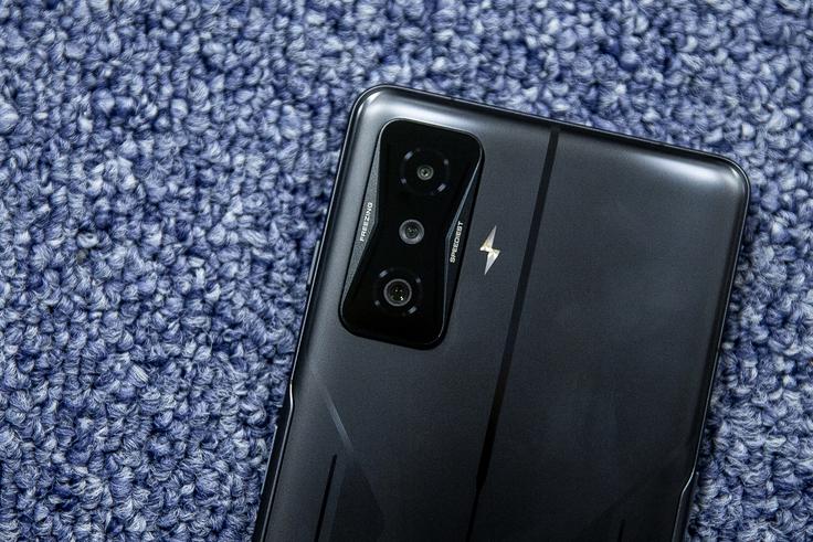 Zadnja stran pametnega telefona Poco F4 GT | Foto: Ana Kovač