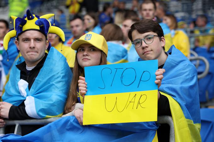 Navijači Ukrajine so na tekmi dodatnih kvalifikacij za SP 2022 v Katarju v začetku junija objokovali poraz proti Walesu in opozarjali svet na vojne grozote v svoji domovini. | Foto: Reuters