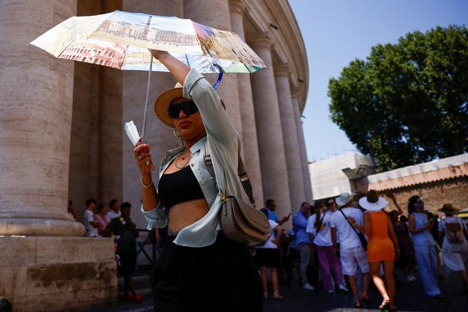 Visoke temperature vplivajo tudi na turiste. V Rimu se namreč vrstijo kolone pred fontanami. | Foto: Reuters