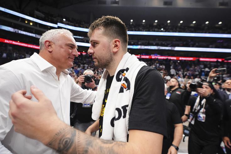 Saša Dončić upa, da bo čim več igralcev Jezernikov s klopi razbremenilo LeBrona Jamesa in Luko Dončića. | Foto: Guliverimage