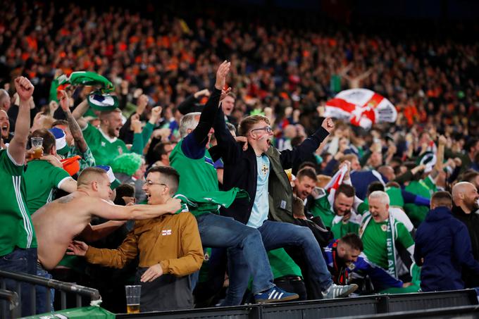 Veselje navijačev Severne Irske po vodilnem zadetku Josha Magennisa v Rotterdamu v 75. minuti. | Foto: Reuters