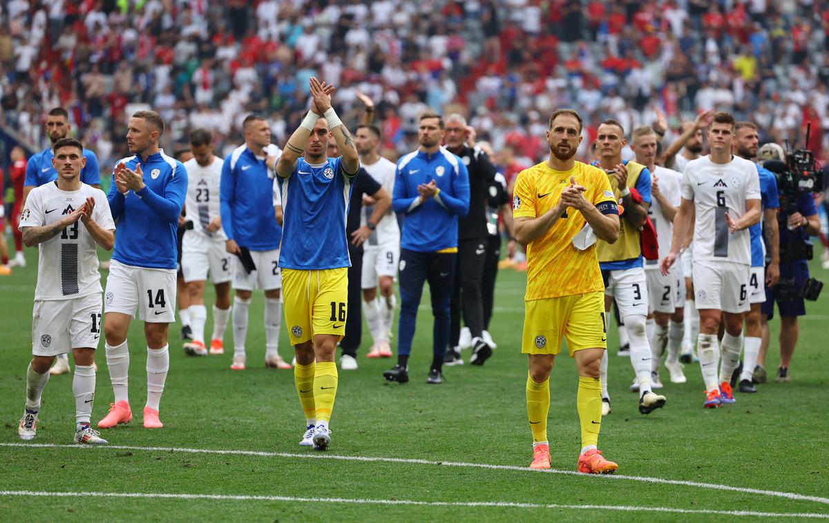 Slovenija Srbija Euro 2024 | Slovenski nogometaši so v zadnjem napadu Srbije zapravili priložnost za zgodovinsko zmago na Euru. Po dveh tekmah se lahko pohvalijo z dvema osvojenima točkama, a jih zdaj čaka na papirju najtežji tekmec, Anglija. | Foto Reuters