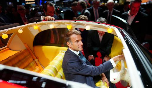 Fotoutrinki: prišel je tudi predsednik Macron in se usedel za volan #foto