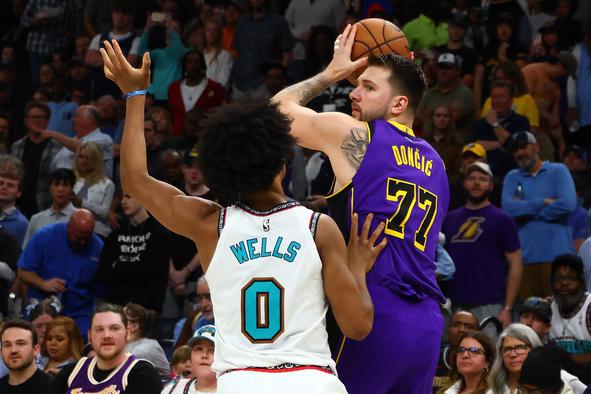 Dončić z izdatno pomočjo Reavesa za pomembno zmago Lakersov