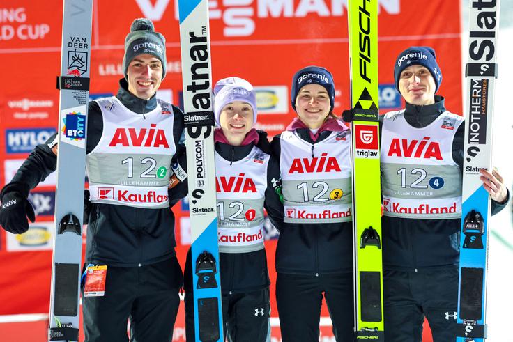 Timi Zajc, Nika Prevc, Nika Vodan in Domen Prevc so skočili do drugega mesta. | Foto: Reuters