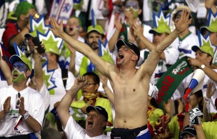 Veliko navijaških artiklov Slovenije je bilo v času SP 2002 prodanih tudi v azijskih deželah. | Foto: Reuters