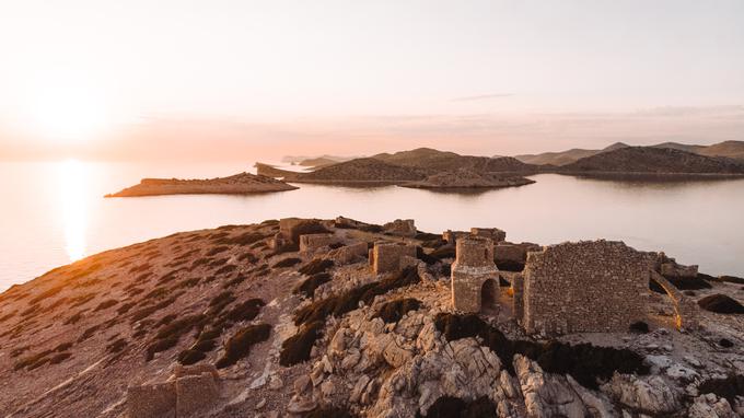 Kornatski arhipelag obsega 89 nenaseljenih otokov, otočkov in grebenov s skupno površino 217 kvadratnih kilometrov in je znan po svojih pečinah. | Foto: Toma Kezić