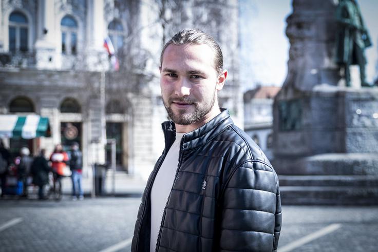 Mladi se o volitvah in politiki pretežno informirajo na družbenih omrežjih.  | Foto: Ana Kovač