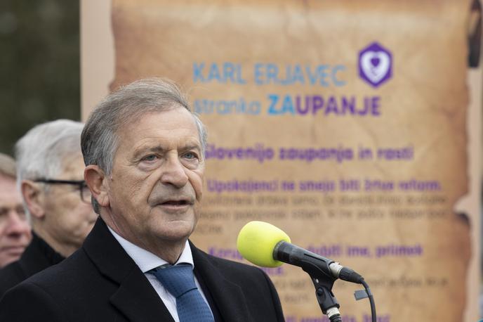 Karl Erjavec | Erjavčeva stranka je februarja na upravno sodišče vložila tožbo proti RTVS s predlogom za izdajo začasne odredbe, ki bi jim omogočila sodelovanje na televizijskih soočenjih pred marčnimi parlamentarnimi volitvami. Javni zavod jim namreč nastopa na soočenjih ni omogočil, saj se stranka do roka nanje ni prijavila. Upravno sodišče je stranki ugodilo in RTVS naložilo, da jim mora omogočiti nastop in predstavitev na televizijskih soočenjih parlamentarnih strank. Stranka je v začetku marca nato vložila tožbo še zoper Radio Slovenija. | Foto STA