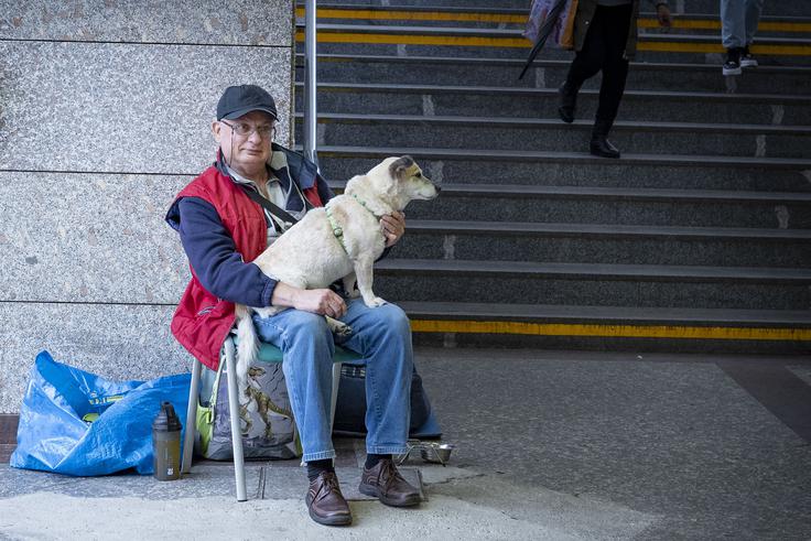 "Tisti, ki nimajo, radi dajo, tisti, ki imajo, pa gledajo stran, kot da jim boš kaj iz žepa vzel. Včasih koga pozdravim z dobro jutro in me gleda kot tele v nova vrata. Kot da ne zna govoriti, kot da nima jezika," pove Boris.  | Foto: Ana Kovač