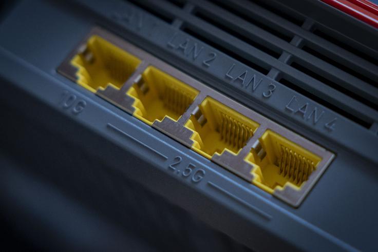 Ko en gigabit v sekundi ni več dovolj: med štirimi izhodi LAN na usmerjevalniku FRITZ!Box 4690 eden podpira hitrosti do deset gigabitov v sekundi (pa še modro označeni izhod WAN, ki ravno tako podpira hitrosti do deset gigabitov v sekundi, je v spletnem vmesniku ali lastni mobilni aplikaciji mogoče spremeniti v LAN), preostali trije pa ravno tako zelo zmogljivih 2,5 gigabita v sekundi. | Foto: Ana Kovač