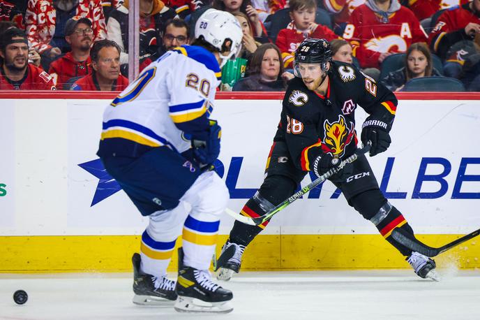 Elias Lindholm Calgary Flames | Hokejisti Calgaryja so prekinili niz petih zaporednih porazov, Elias Lindholm pa je dosegel dva zadetka v razmaku le 19 sekund. | Foto Reuters
