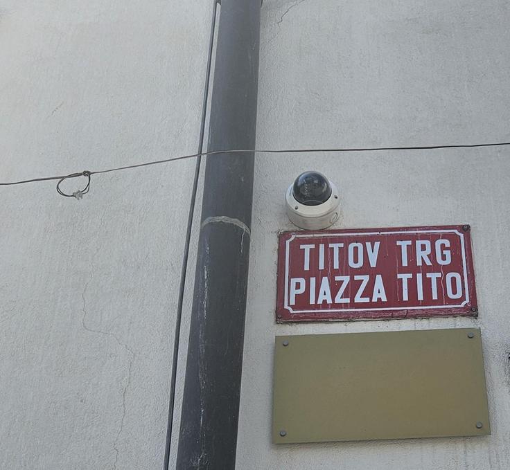 So stvari, ki glede na zgodovino in ne glede na bogastvo slovenskega jezika ostajajo neprevedljive. Žal nekateri tega (v Ljubljani) niso razumeli. | Foto: Facebook/Aleš Bržan