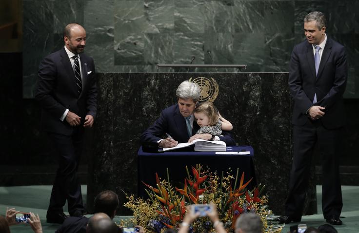 Leta 2016 so v Združenih narodih prav na svetovni dan Zemlje predstavniki več kot 190 držav slovesno podpisali pariški podnebni sporazum. Na fotografiji: takratni ameriški zunanji minister John Kerry, ki se je odločil, da bo sporazum simbolično podpisal skupaj s svojo vnukinjo. | Foto: Reuters