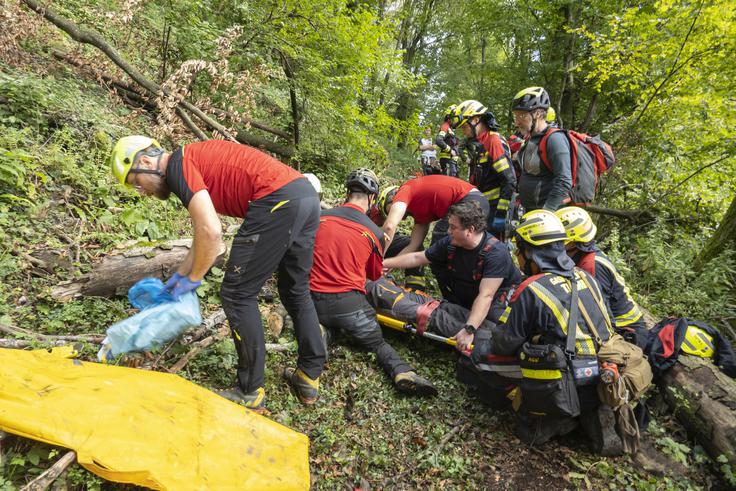 63-letnega poškodovanca so oskrbeli gorski reševalci Gorske reševalne službe Tolmin in gasilci Prostovoljnega gasilskega društva Tolmin. | Foto: PGD Tolmin/FB