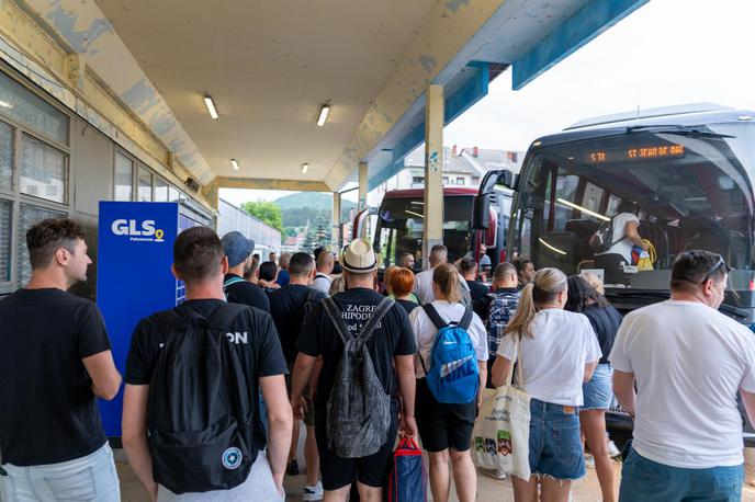 prizori pred Thompsonovim koncertov v Zagrebu | Obiskovalci Thomsonovega koncerta v Zagreb prihajajo z zasebnimi vozili in avtobusi, za katere so zagotovljena parkirna mesta, od koder se bodo peš odpravili do Hipodroma. | Foto Pixsell/Hrvoje Kostelac