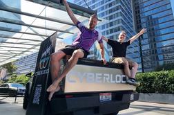 Cybertruck “prihrumel” v Ljubljano: pot dveh fantov je neverjetna #foto