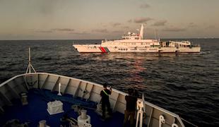 Kitajska ladja namerno trčila v filipinsko, huje poškodovan filipinski mornar