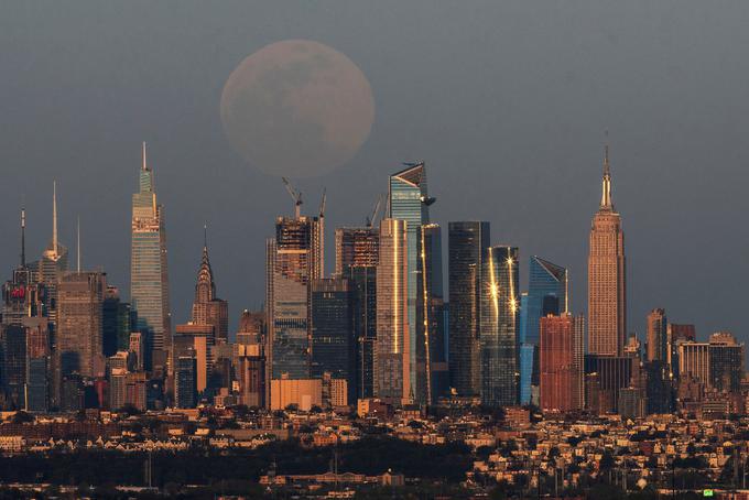 Superluna je bila dobro vidna tudi v New Yorku.  | Foto: Reuters