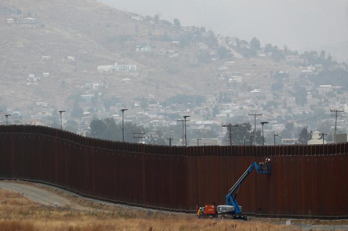 Mehika zid | Ameriški kongres, v katerem imajo demokrati v spodnjem domu večino, Trumpu ni odobril denarja za gradnjo zidu. Trump zato želi preusmeriti proračunska sredstva, ki jih je kongres potrdil Pentagonu, za gradnjo ovir na meji z Mehiko. | Foto Reuters