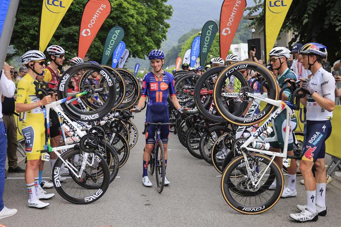Romain Bardet | Tako so se s špalirjem kolesarji danes poklonili Romainu Bardetu. | Foto Guliverimage