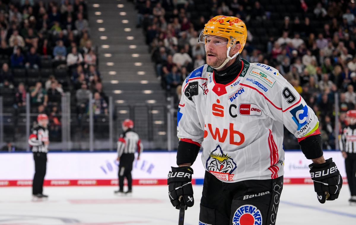 Jan Urbas | Jan Urbas je k zmagi Fischtown Pinguins prispevel tri gole. | Foto Guliverimage