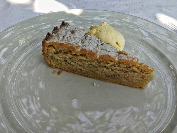 Mandljevo torto z maraskinom kot tradicionalno jed predstavljajo po celotni Boki Kotorski. | Foto: Nina Vogrin