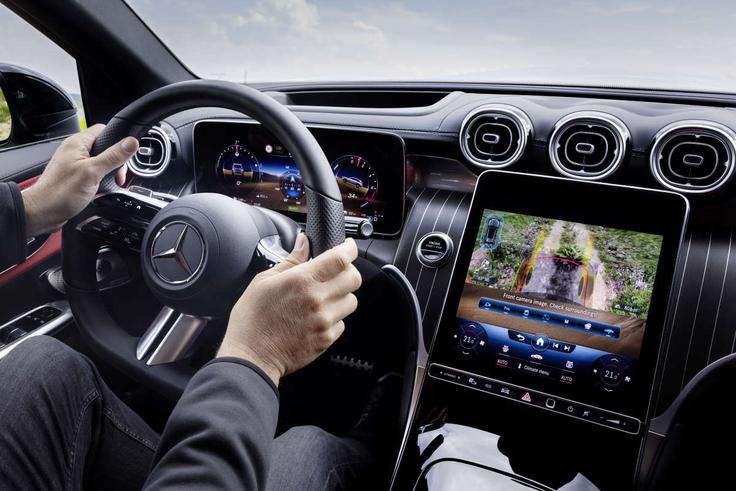Tehnologija prozornega pokrova motorja prikazuje teren pod vozilom v realnem času na osrednjem zaslonu. | Foto: Mercedes-Benz AG