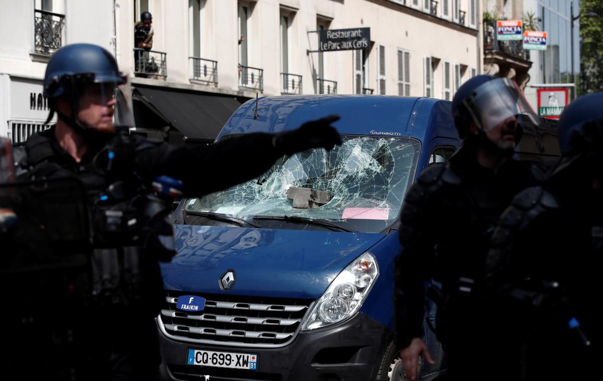 Pariz, Protest, Protestniki, Rumeni jopiči | Takšni prizori so v Parizu v zadnjem času stalnica predvsem ob koncih tedna, ko protestirajo rumeni jopiči: dimne bombe in solzivec, razbite šipe policijskih vozil in nosovi protestnikov. | Foto Reuters