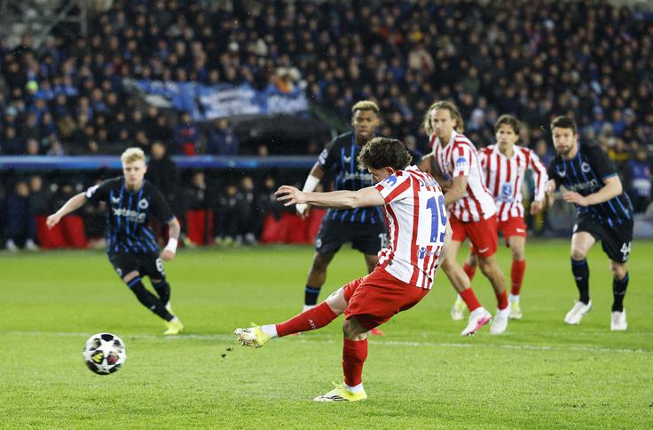 Julian Alvarez je z bele točke poskrbel za vodstvo Atletica v Belgiji že v osmi minuti. | Foto: Reuters