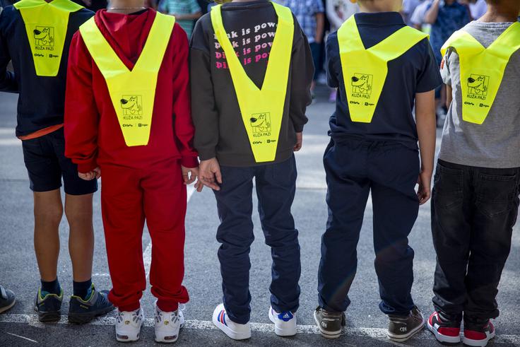 Prvi šolski dnevi so posebna prelomnica tudi v prometu. Na cestah je več otrok, tudi prvošolcev, ki lahko v razposajenosti pozabijo na pravilno vedenje v prometu. | Foto: Ana Kovač