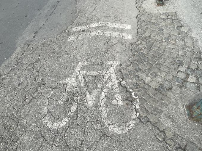 Primer razpadajoče cestne oznake. | Foto: Gregor Pavšič