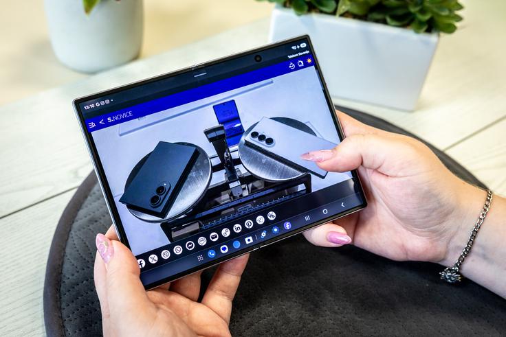 Zelo opazna, pravzaprav neopazna, je novost, da se na razprtem notranjem zaslonu pregibnega pametnega telefona Samsung Galaxy Z Fold8 pregib največkrat sploh ne vidi več. | Foto: Bojan Puhek