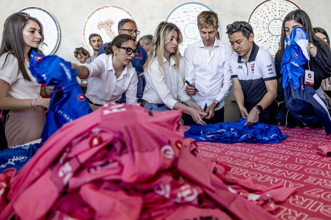 Pogačar se je spet podpisal na cel kup rožnatih in modrih majic, ki jih bodo razdelili med sponzorje in druge deležnike, povezane z Girom.   | Foto: Ana Kovač