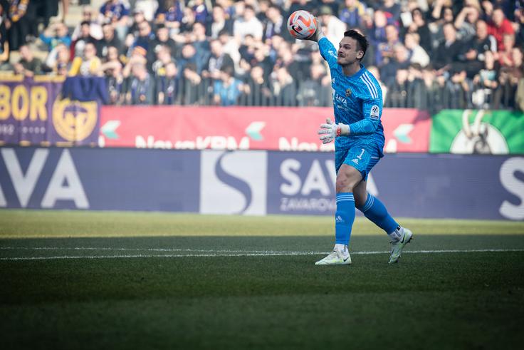 Ažbe Jug je v drugem polčasu ubranil enajstmetrovko. | Foto: Blaž Weindorfer/Sportida