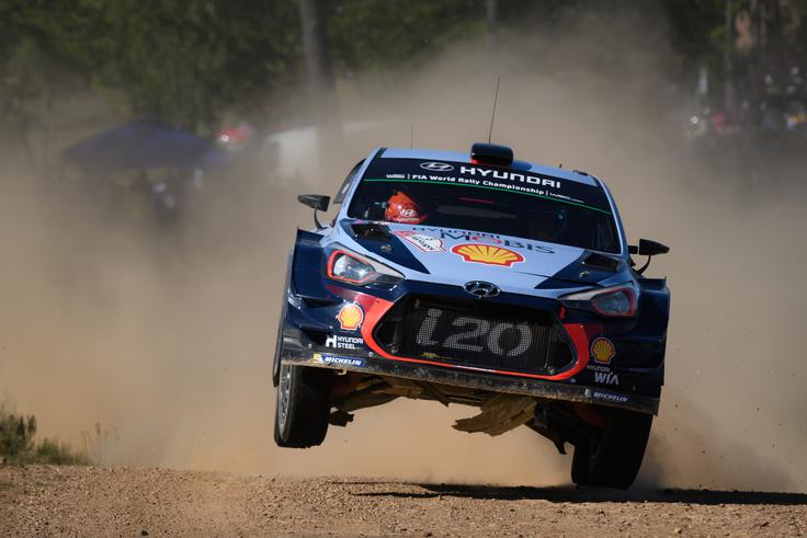 Thierry Neuville v boju za novo zmago na reliju za SP po Portugalski. | Foto: Hyundai